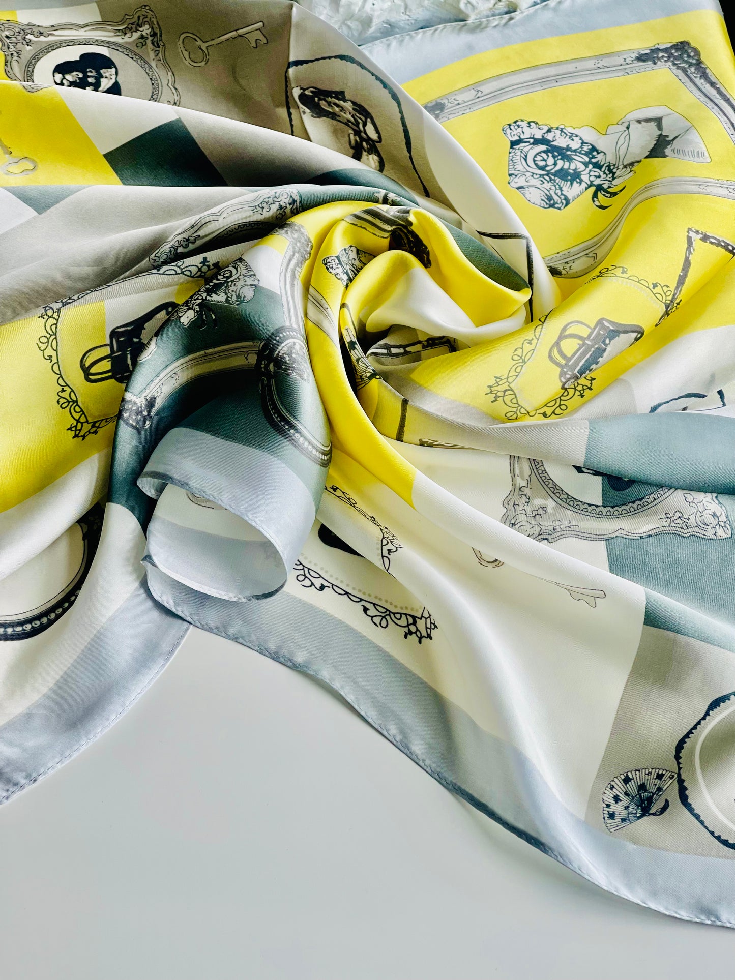 Vintage print Summer scarf Le Papillon Style